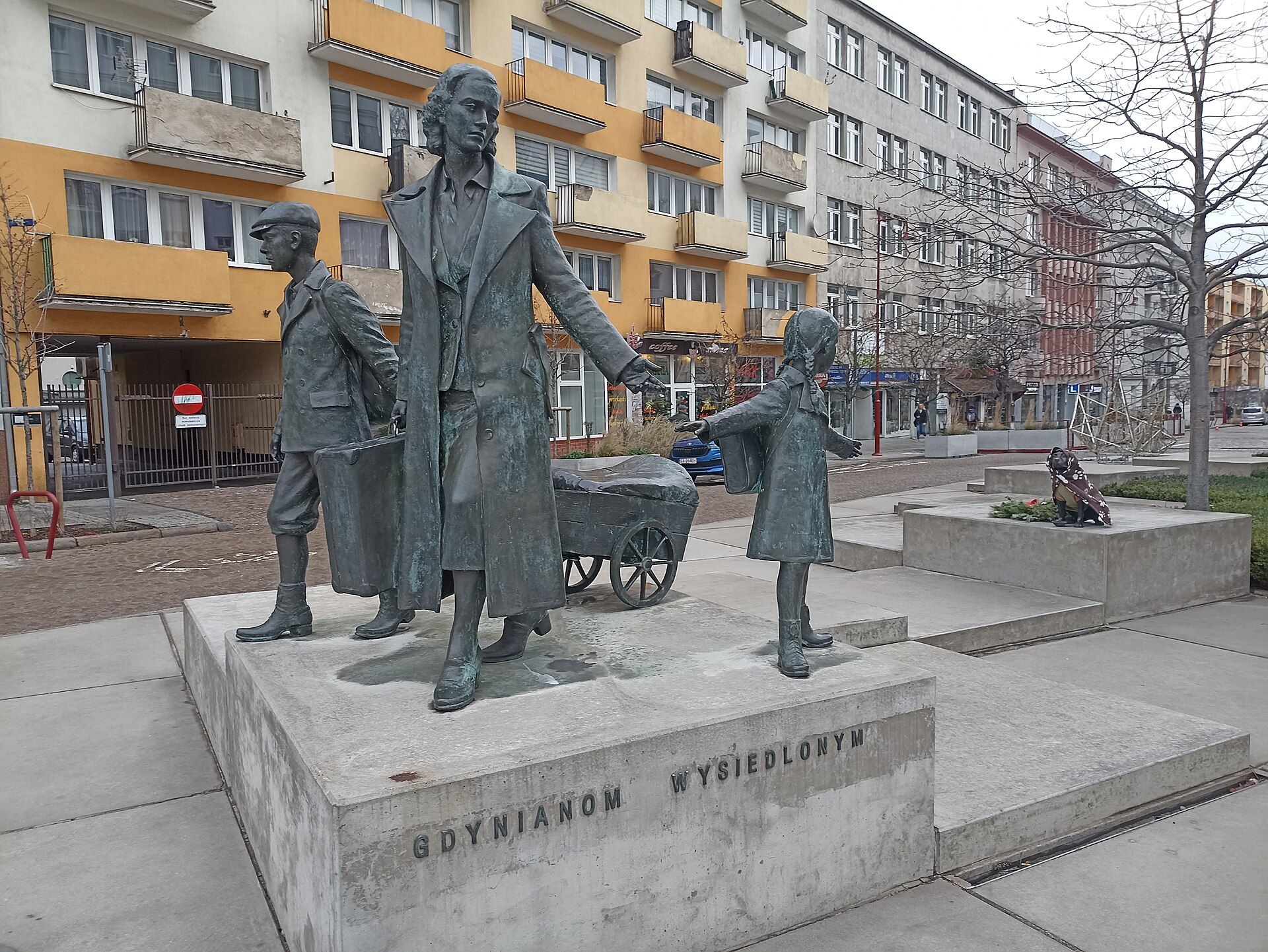 Pomnik Gdynian Wysiedlonych, atrakcja w pobliżu dworca Dworzec Kolejowy PKP Gdynia Główna