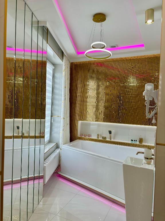 Apartament "Gold Luxury Romantic" Centrum z dużą wanną dla Dwojga, житло біля вокзалу Гнєзно
