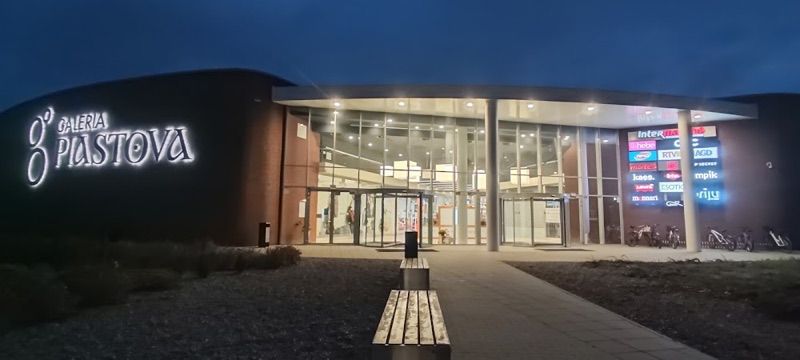 Galeria Piastova, торговий центр біля вокзалу Гнєзно