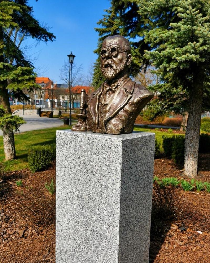 pomnik popiersie Kolejarz, atrakcja w pobliżu dworca Kędzierzyn-Koźle