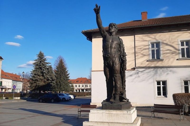 Pomnik Gladiatora, atrakcja w pobliżu dworca Krzeszowice