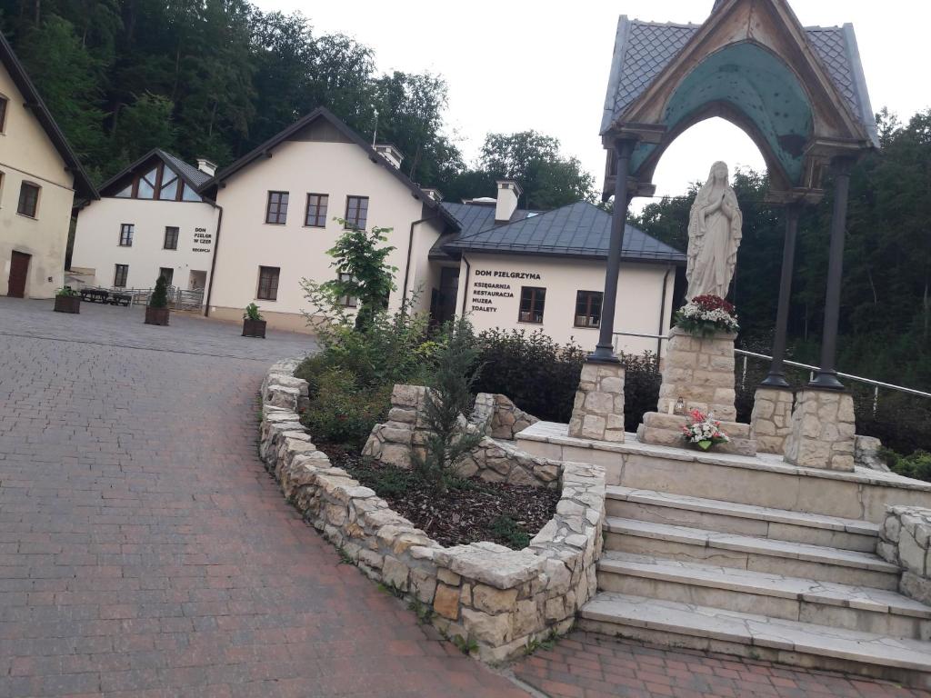 Dom Pielgrzyma KARMEL, житло біля вокзалу Кшешовіце