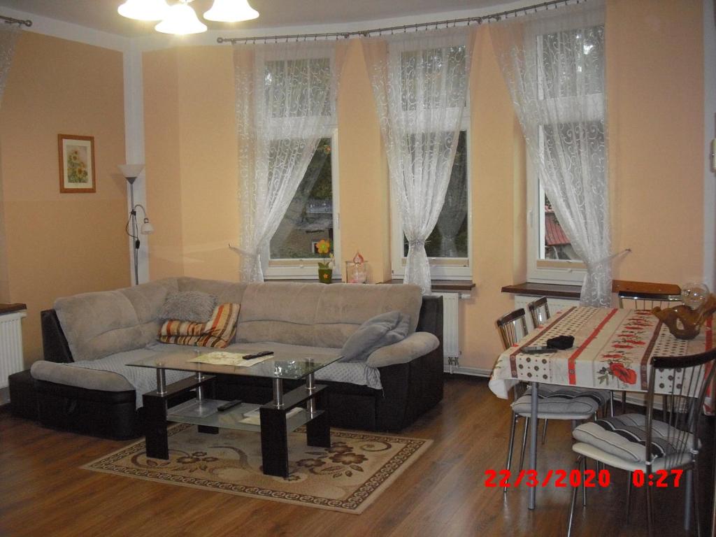 Apartament Rodzinny Hana, житло біля вокзалу Кудова-Здруй