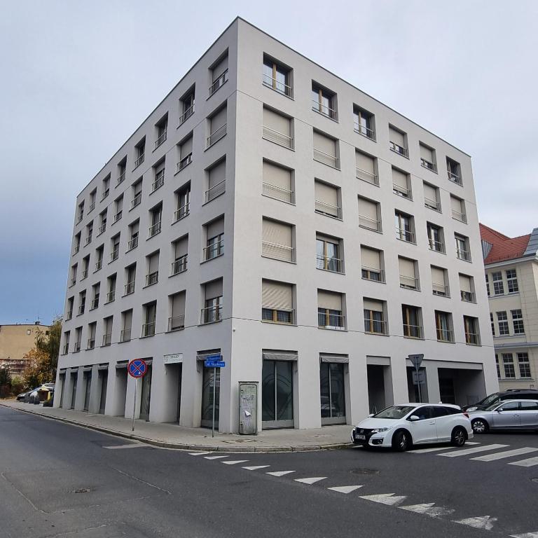 Apartament Skarbowa West, житло біля вокзалу Лешно