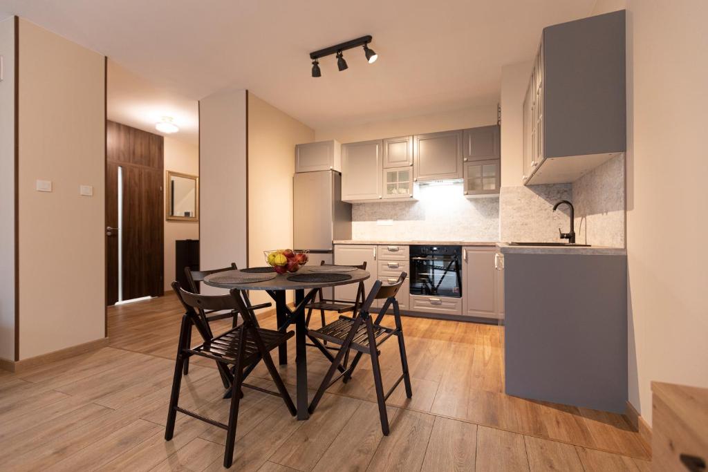 Apartament Henry - Bezpłatny garaż - Dostęp na kod - FV, житло біля вокзалу Лодзь Фабрична