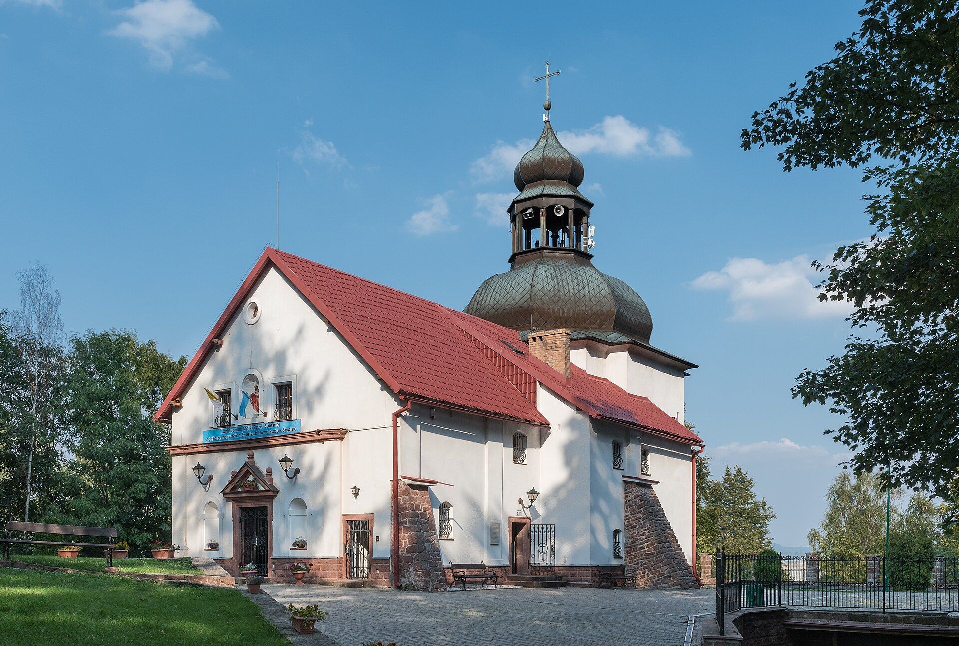 Kościół pw. Matki Boskiej Bolesnej, atrakcja w pobliżu dworca Łódź Żabieniec