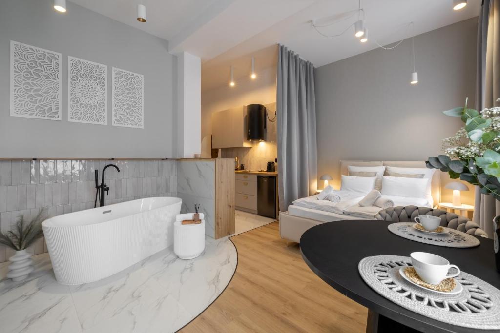 VIP Apartamenty BAST 143 TOP LOCATION - LUX z WANNĄ lub Bez Wanny do wyboru OFF Piotrkowska Stajnia Jednorożca HopaLupa ATLAS ARENA, житло біля вокзалу Лодзь Лабенець