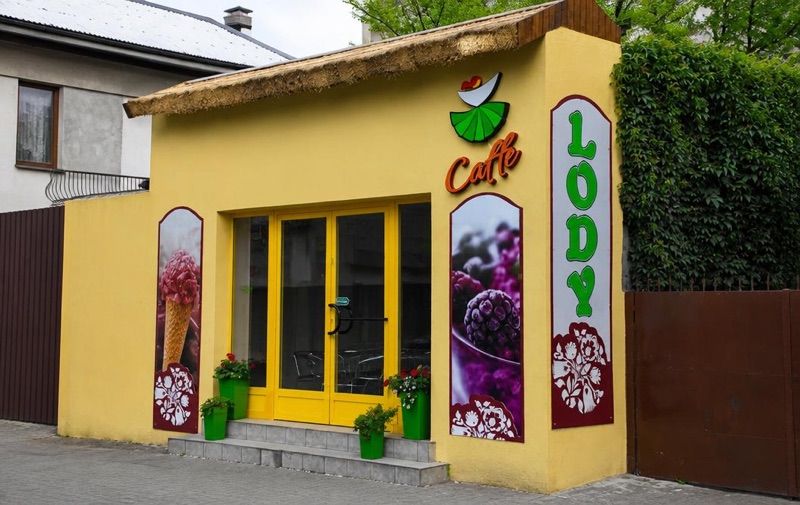 Łowiczanka Caffe, біля вокзалу Łowicz Główny