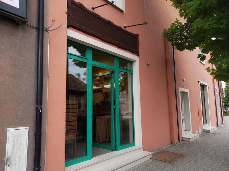 Pizza House. Pizzeria. Badłak M., біля вокзалу Łowicz Główny
