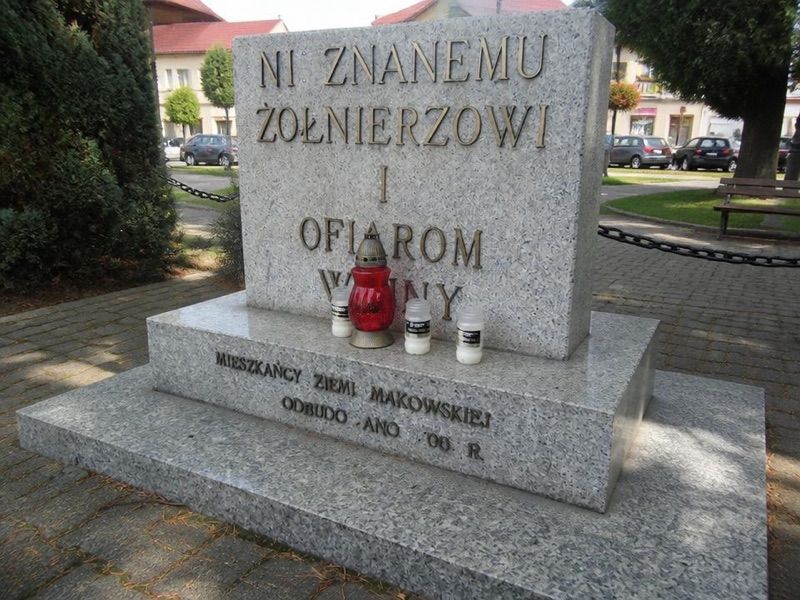 Pomnik Nieznanemu Żołnierzowi i Ofiarom Wojny, atrakcja w pobliżu dworca Maków Podhalański