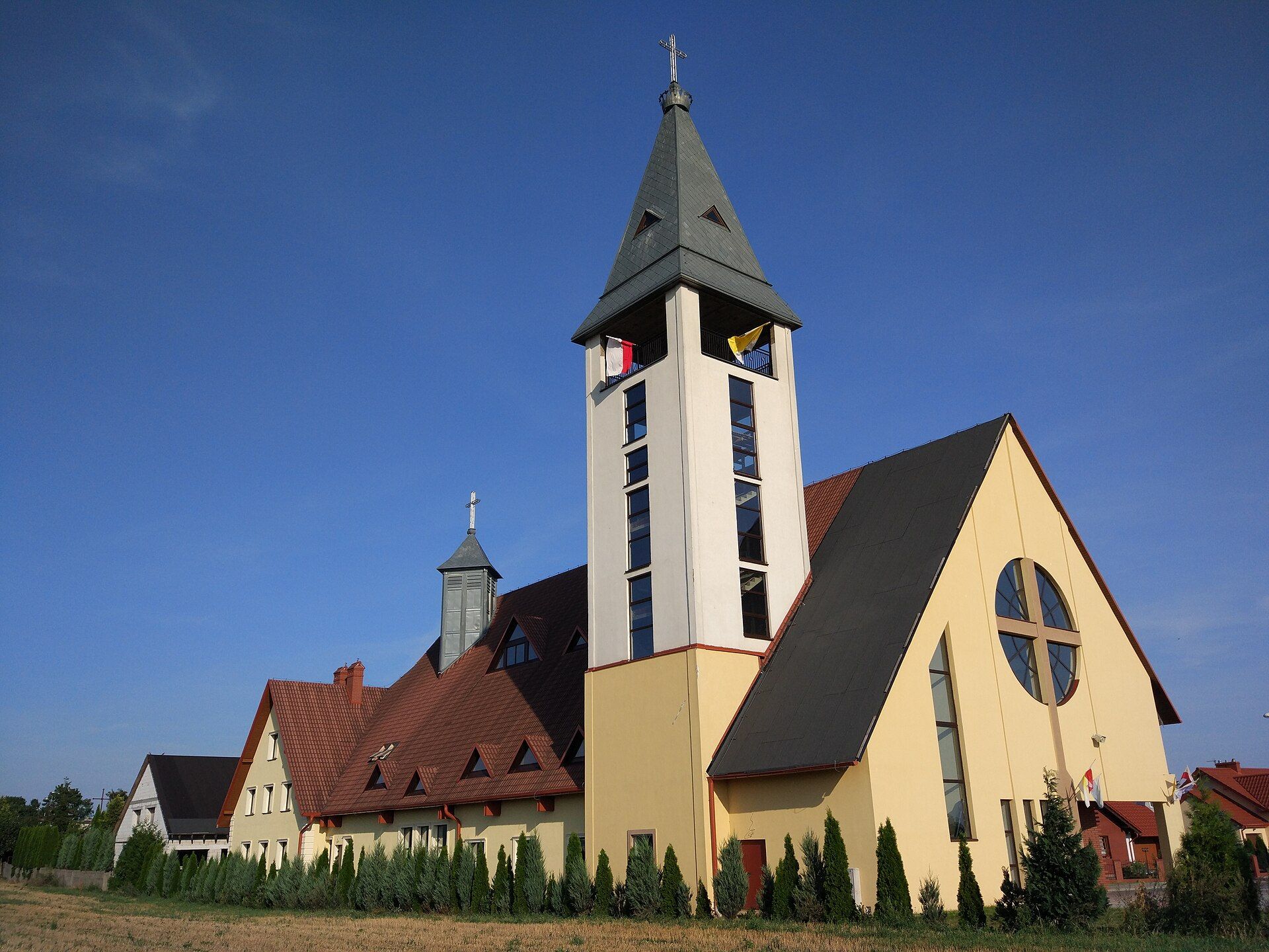 Parafia Najświętszej Maryi Panny Królowej Polski w Nakle nad Notecią, atrakcja w pobliżu dworca Nakło nad Notecią