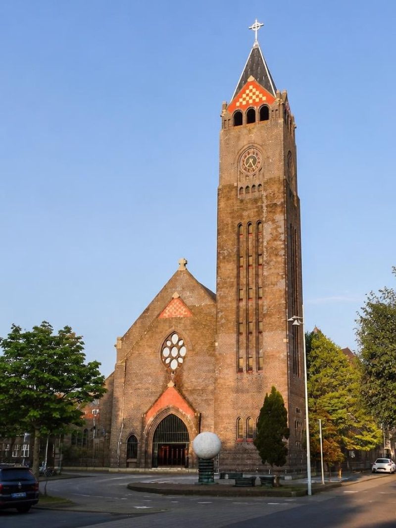 Catholic Church Our Lady Queen of Peace, atrakcja w pobliżu dworca Amsterdam Zuid