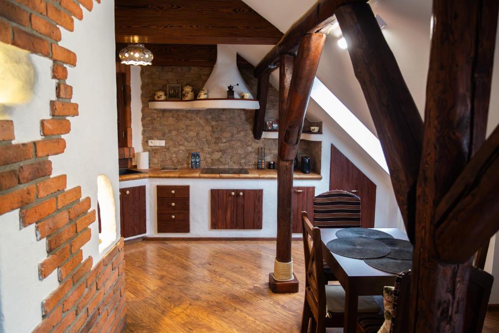 Apartament Rustykalny, житло біля вокзалу Островець Свентокшиський