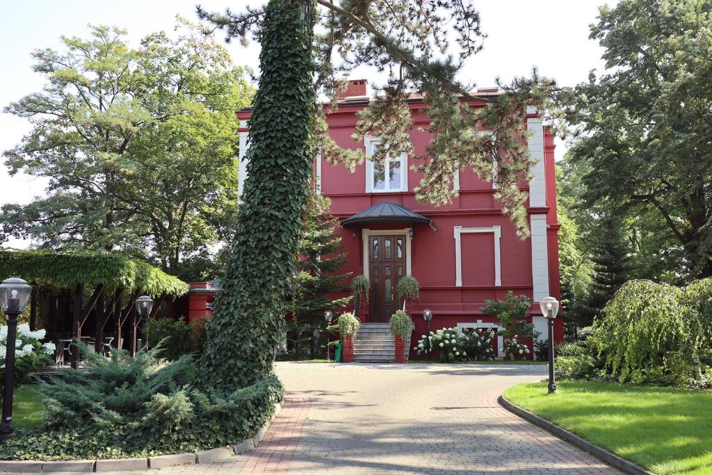 Willa Impresja Hotel i Restauracja, житло біля вокзалу Пабяніце