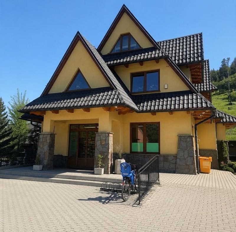 Delikatesy Centrum, sklep przy dworcu Poronin
