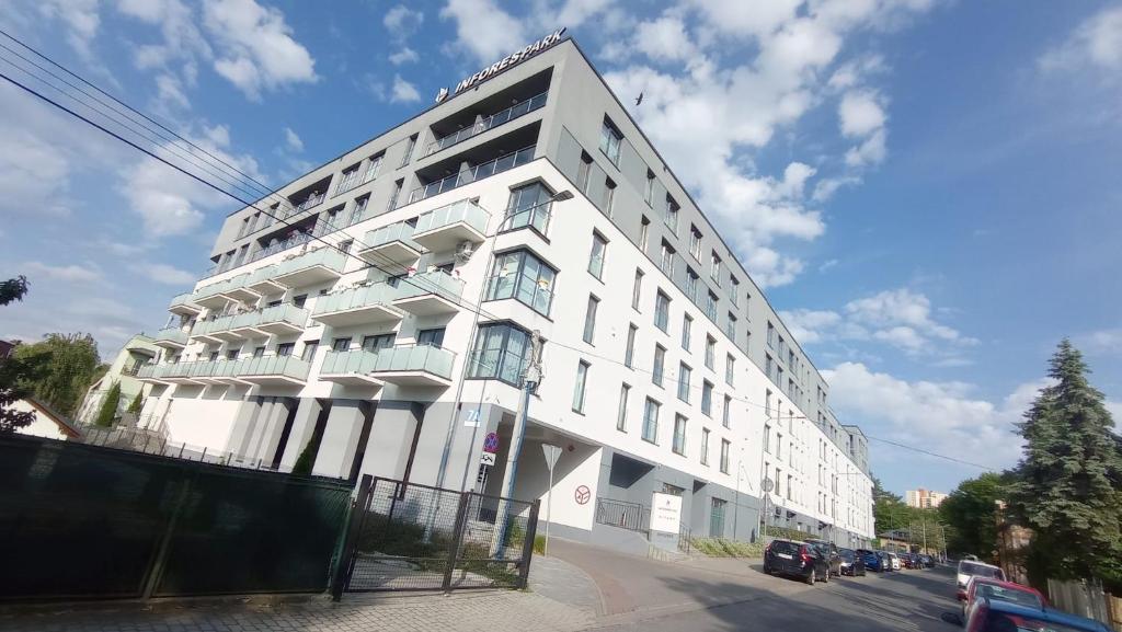 EuroApart - Parking - Goszczyńskiego 7a, житло біля вокзалу Перемишль Засанє