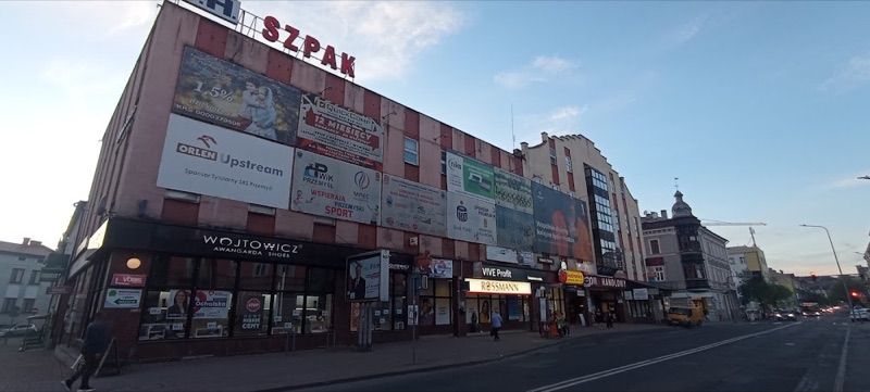 Dom Handlowy Szpak, торговий центр біля вокзалу Перемишль Засанє