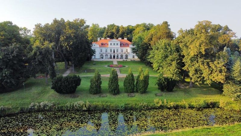 Dwór Zbożenna, житло біля вокзалу Пшисуха