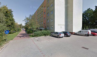 Sklepik osiedlowy salonik, магазин біля вокзалу Пулави-Місто