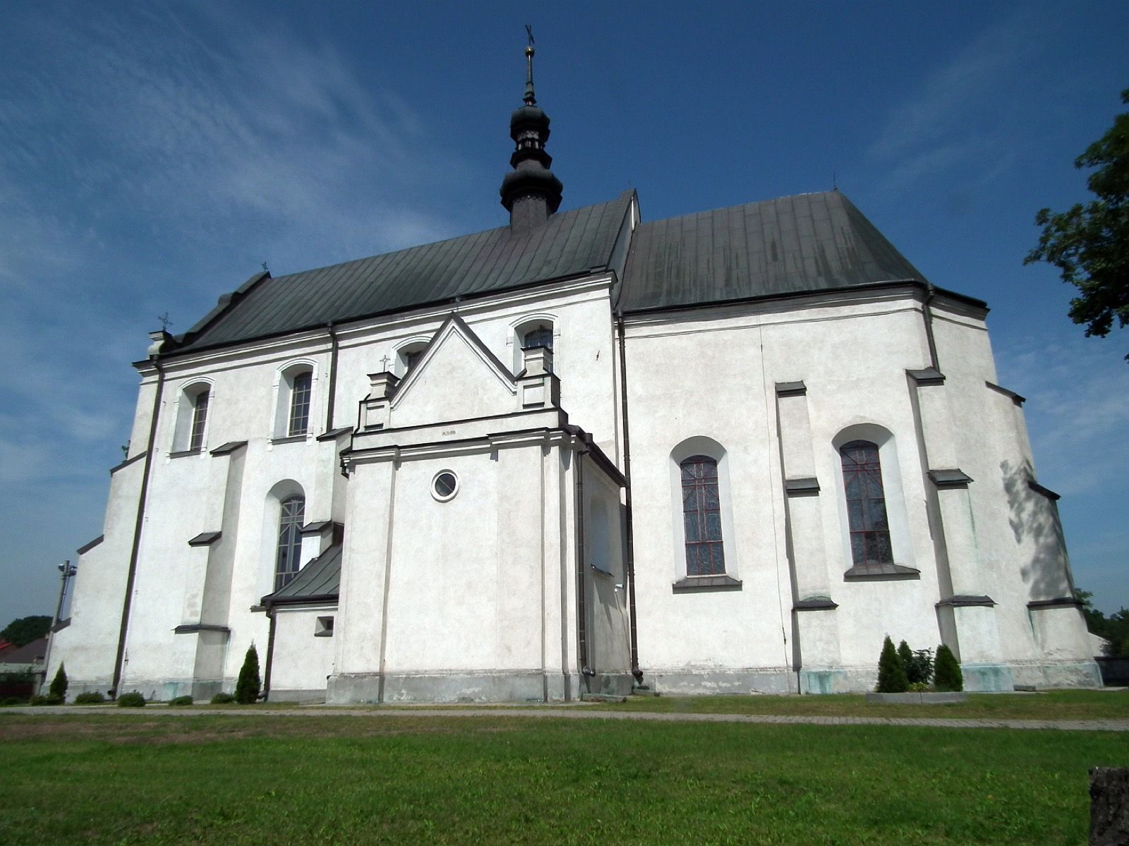 Kościół Rzymskokatolicki Trójcy Świętej, atrakcja w pobliżu dworca Radom Główny
