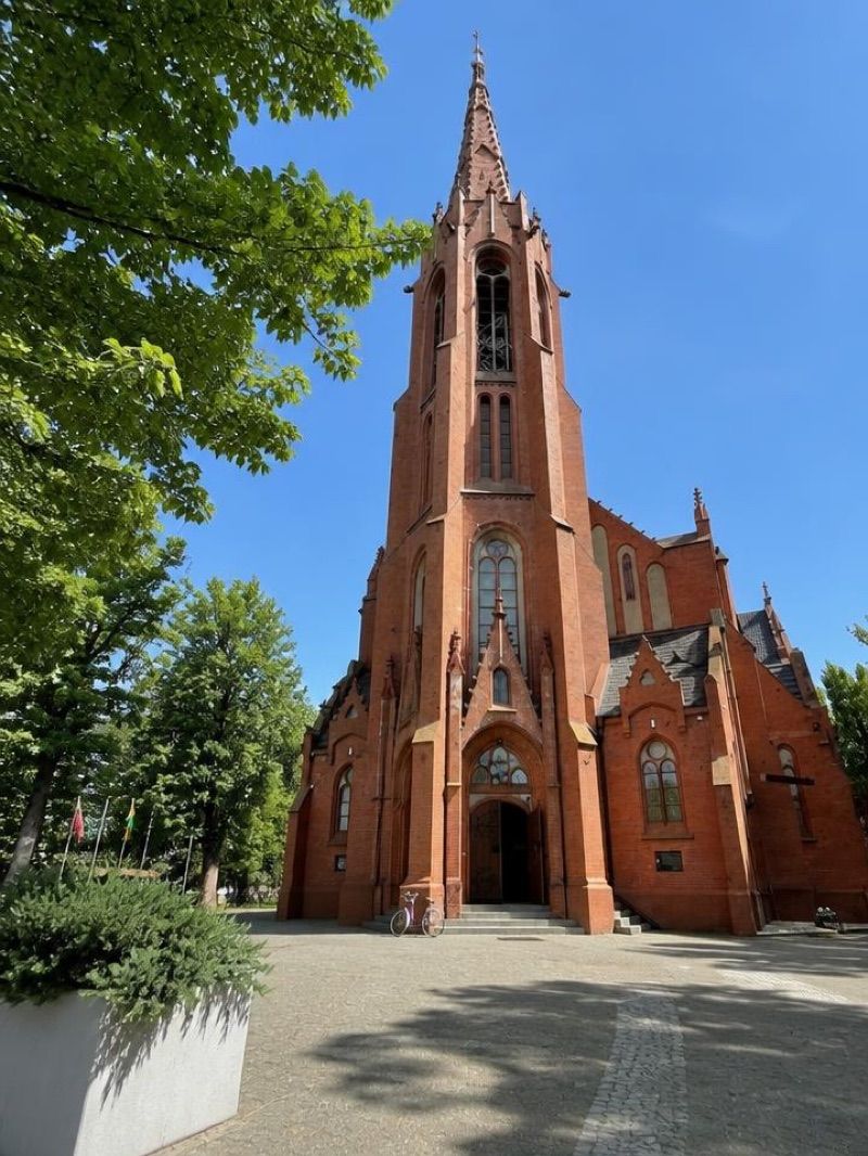 Kościół Chrystusa Króla i Zwiastowania NMP, atrakcja w pobliżu dworca Rawicz