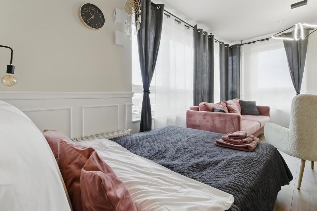 Stylowy apartament z balkonem i panoramą miasta, житло біля вокзалу Седльце