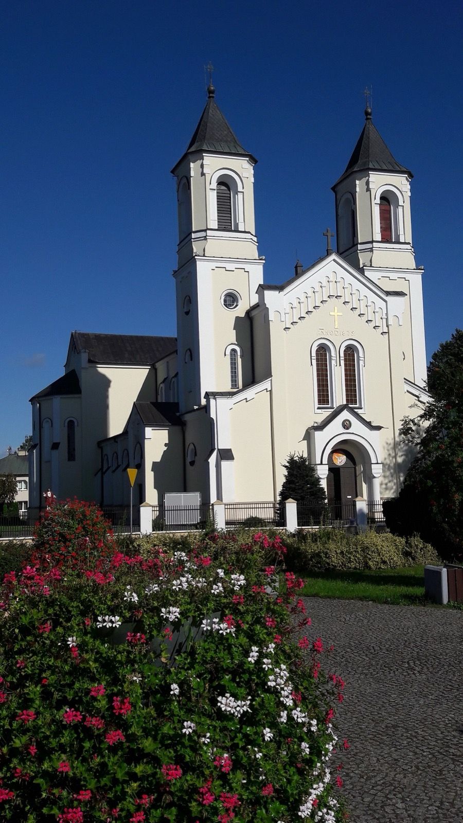 Kościół Rzymskokatolicki pw. Trójcy Przenajświętszej, atrakcja w pobliżu dworca Stalowa Wola Centrum
