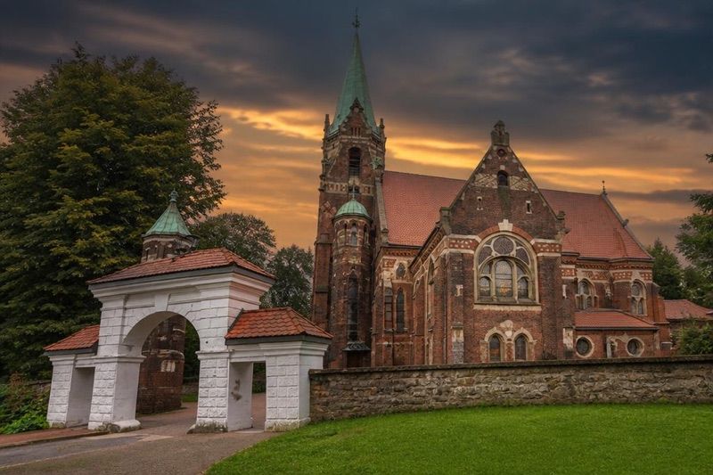 Kościół pw. Nawiedzenia NMP w Suchej Beskidzkiej, atrakcja w pobliżu dworca Sucha Beskidzka Zamek
