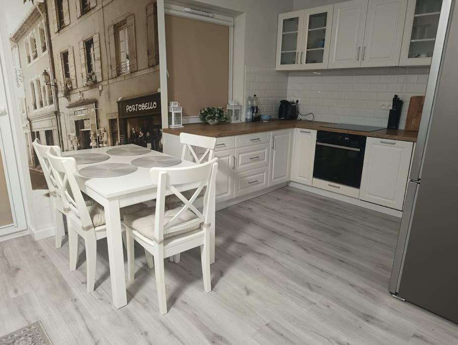 Apartament pod Złotym Bocianem, житло біля вокзалу Свідніца Місто