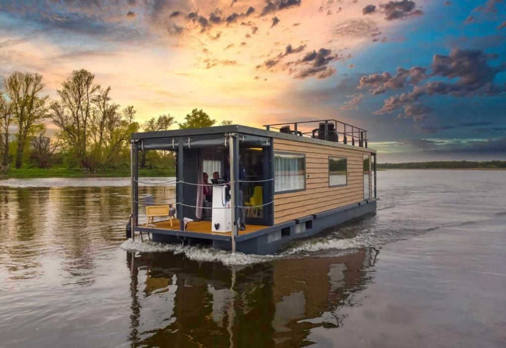Houseboat - dom na wodzie, житло біля вокзалу Тарнобжег