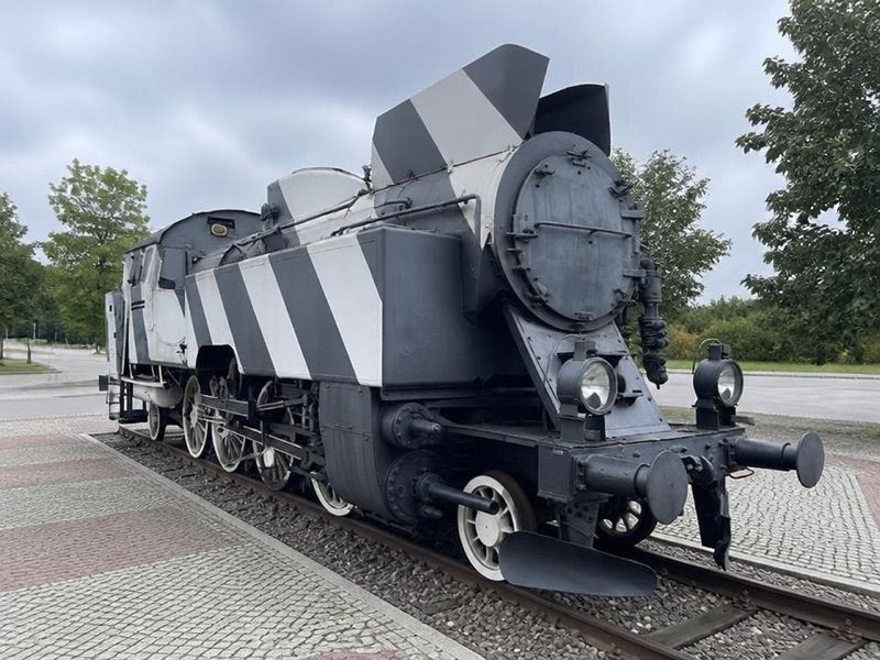 Pomnik techniki - Parowóz TKt48 pomalowany w barwy Zespołu Republika, atrakcja w pobliżu dworca Tczew