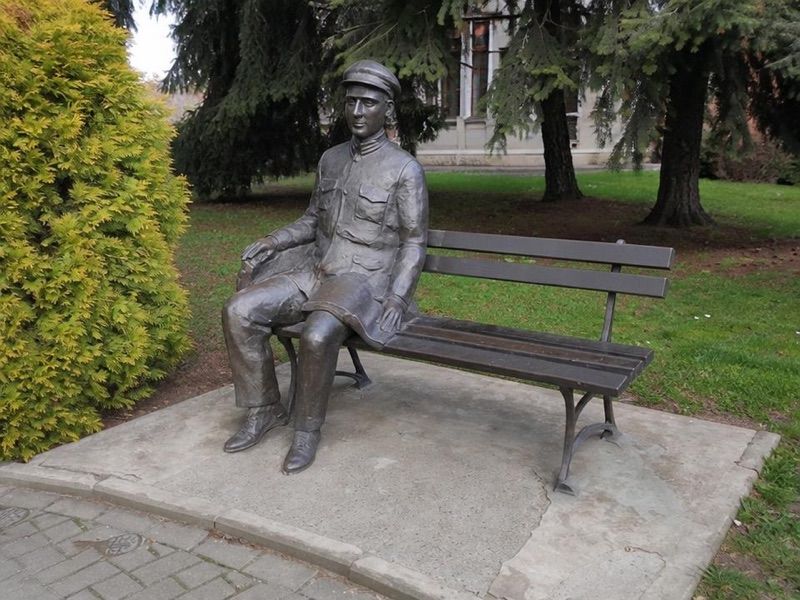 Ławeczka Karola Wojtyły, atrakcja w pobliżu dworca Wadowice