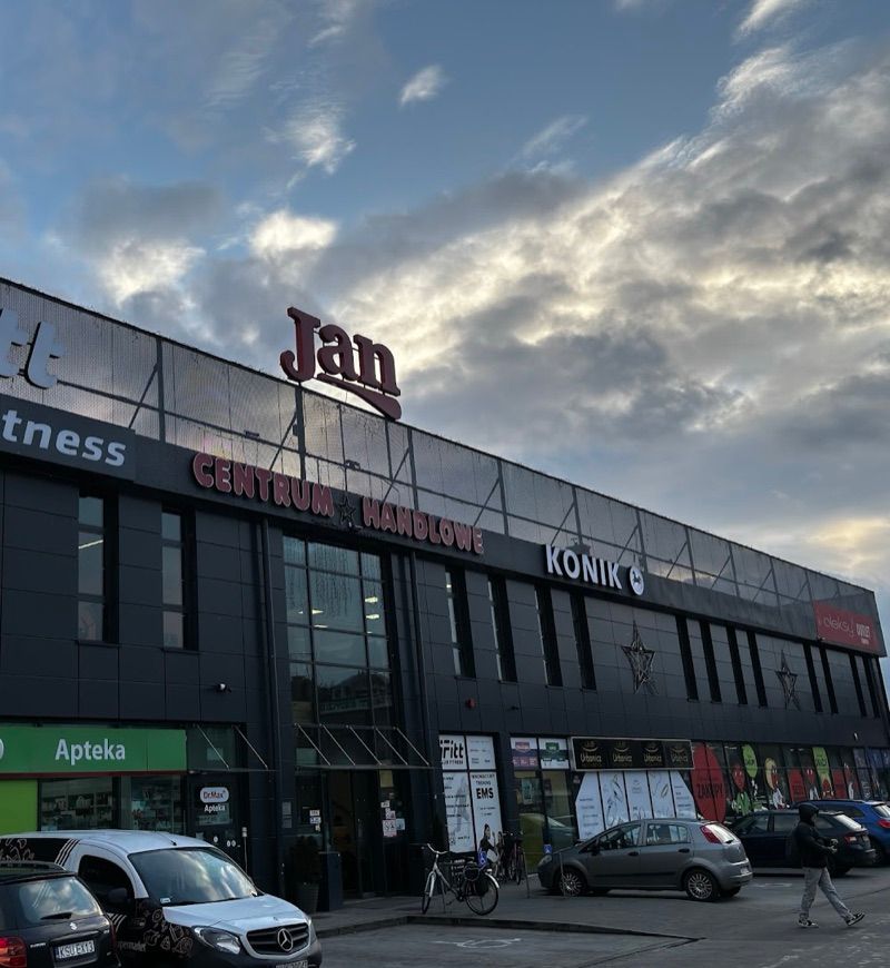 Centrum Zakupowe "JAN" w Wadowicach, торговий центр біля вокзалу Вадовіце