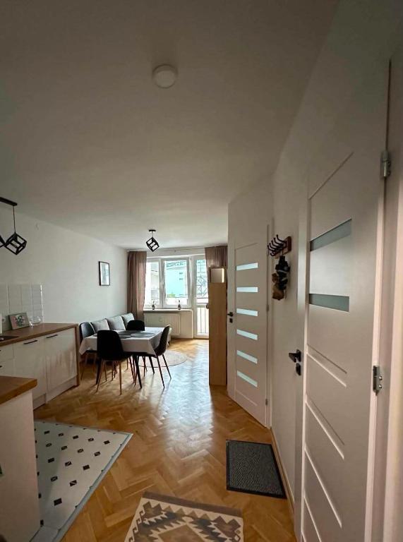 Warsaw city center apartment, житло біля вокзалу Варшава Глувна