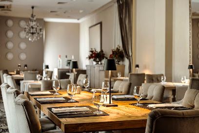 Restauracja Polska, біля вокзалу Warszawa Służewiec