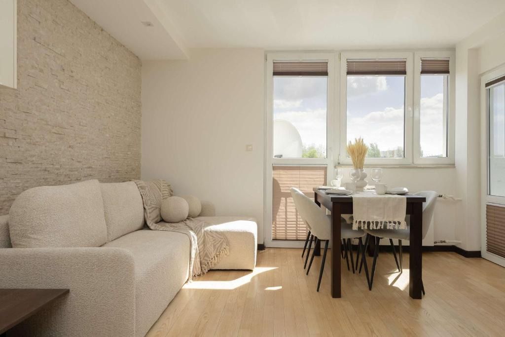 Spacious Family Apartment Near the Subway in Warsaw by Noclegi Renters, hotel blisko dworca Warszawa Wschodnia