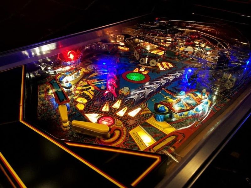Interaktywne Muzeum Flipperów "Pinball Station", atrakcja w pobliżu dworca Warszawa Zachodnia