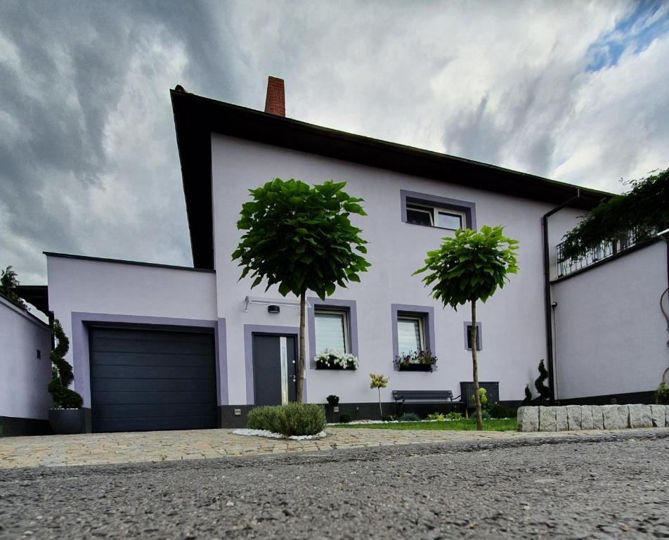 Apartament pod Wieżą, житло біля вокзалу Згожелець Місто