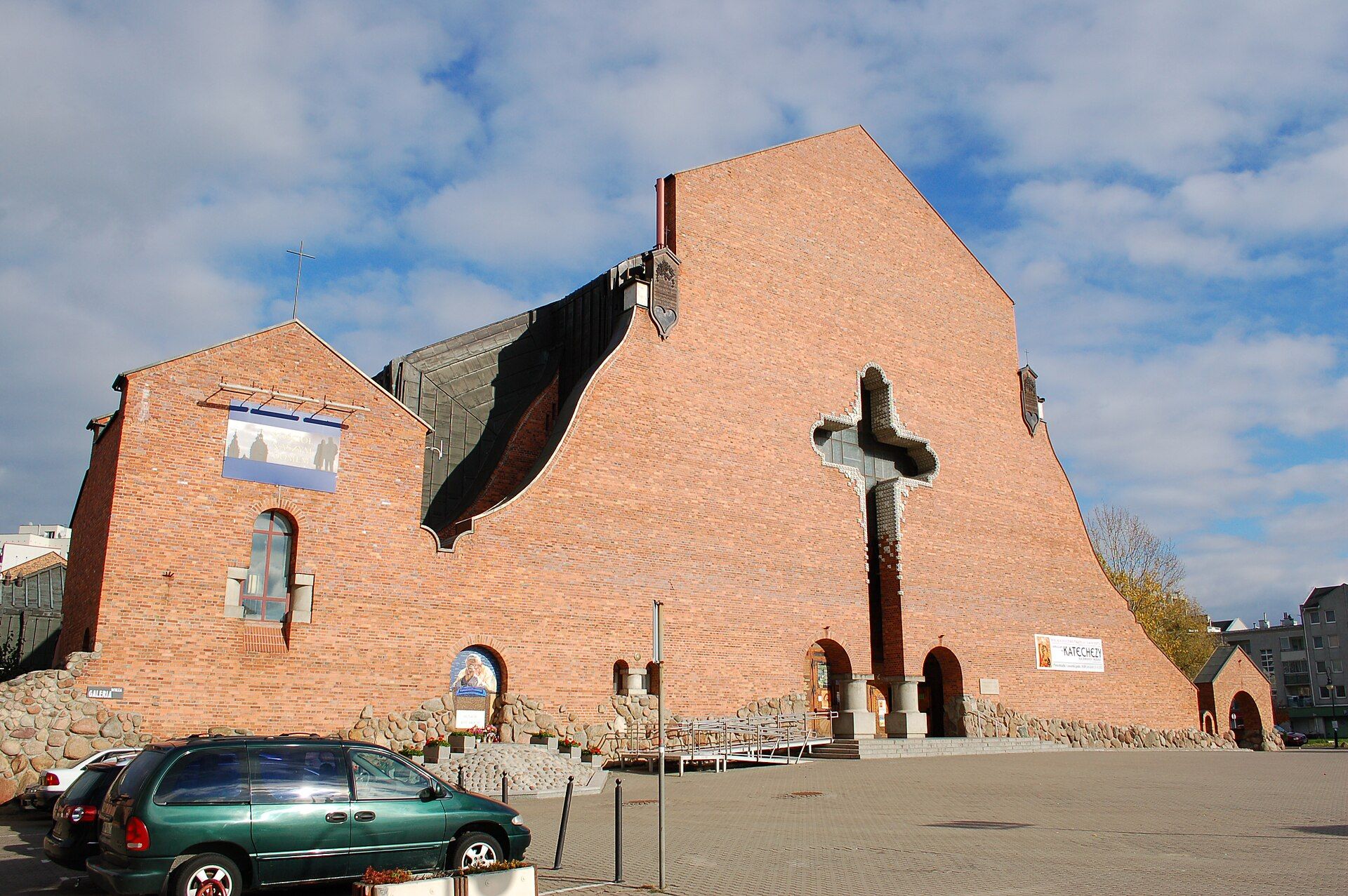 Kościół Rzymskokatolicki Wniebowstąpienia Pańskiego, atrakcja w pobliżu dworca Żyrardów